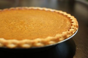 La Pumpkin Pie è un dolce tipico della festa del Ringraziamento. Ingredienti e preparazione ricetta americana